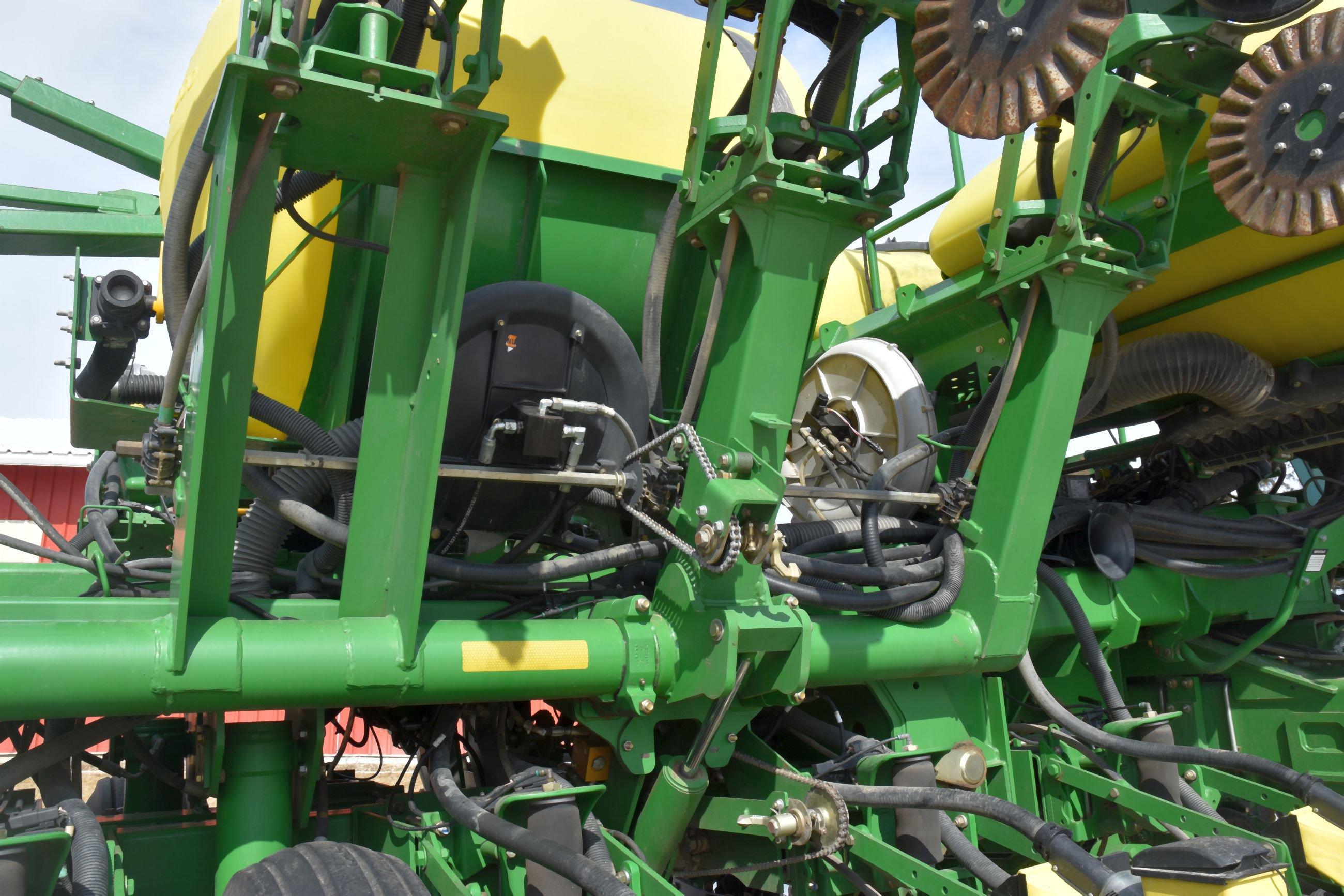 2010 John Deere 1790 CCS Planter, 12 Row 30” or 23 Row 15”, Liquid Fertilizer With 420 Gallon Poly T