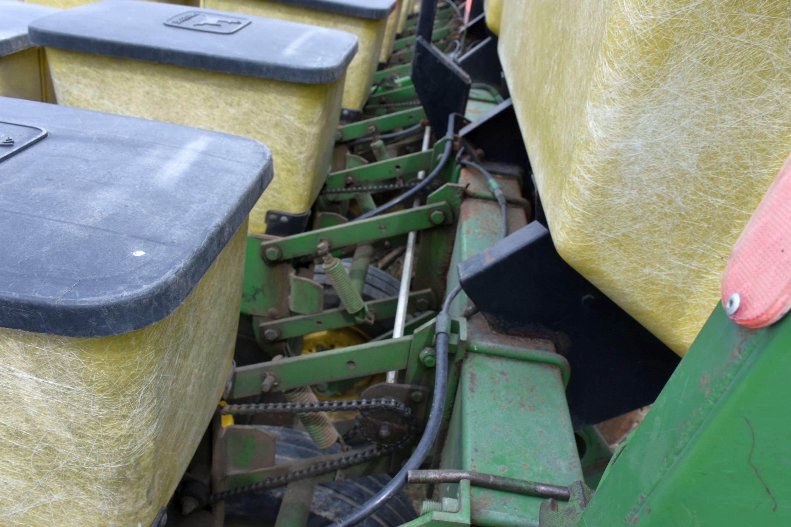 John Deere 7000 Planter, 6 Row 30”, Dry Fertilizer, Cross Auger, Monitor, Very Clean, Excellent Cond