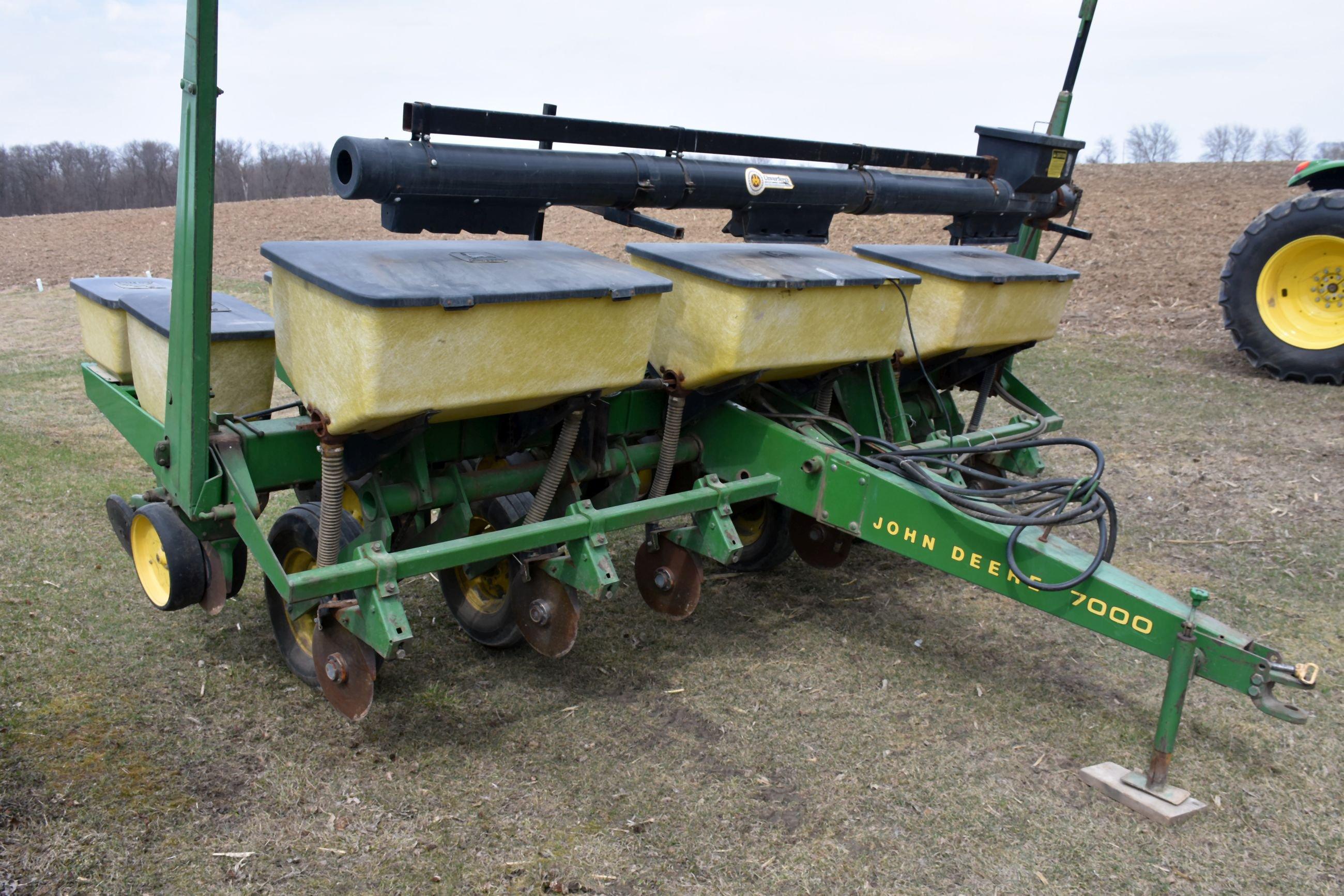 John Deere 7000 Planter, 6 Row 30”, Dry Fertilizer, Cross Auger, Monitor, Very Clean, Excellent Cond