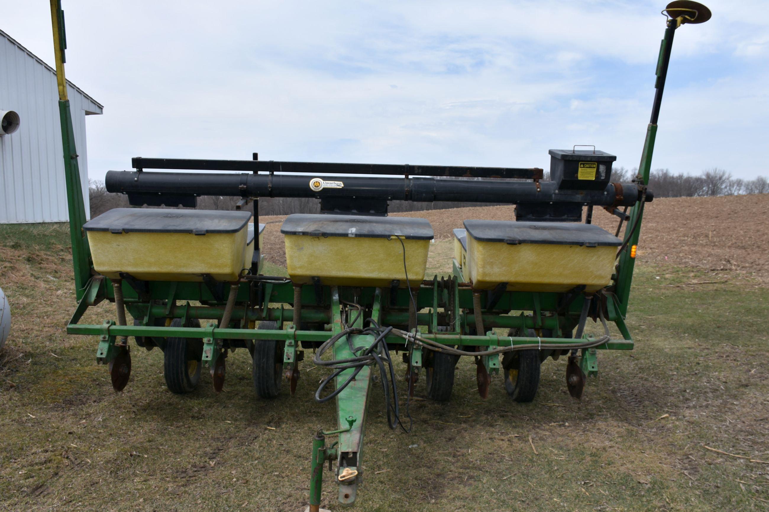 John Deere 7000 Planter, 6 Row 30”, Dry Fertilizer, Cross Auger, Monitor, Very Clean, Excellent Cond