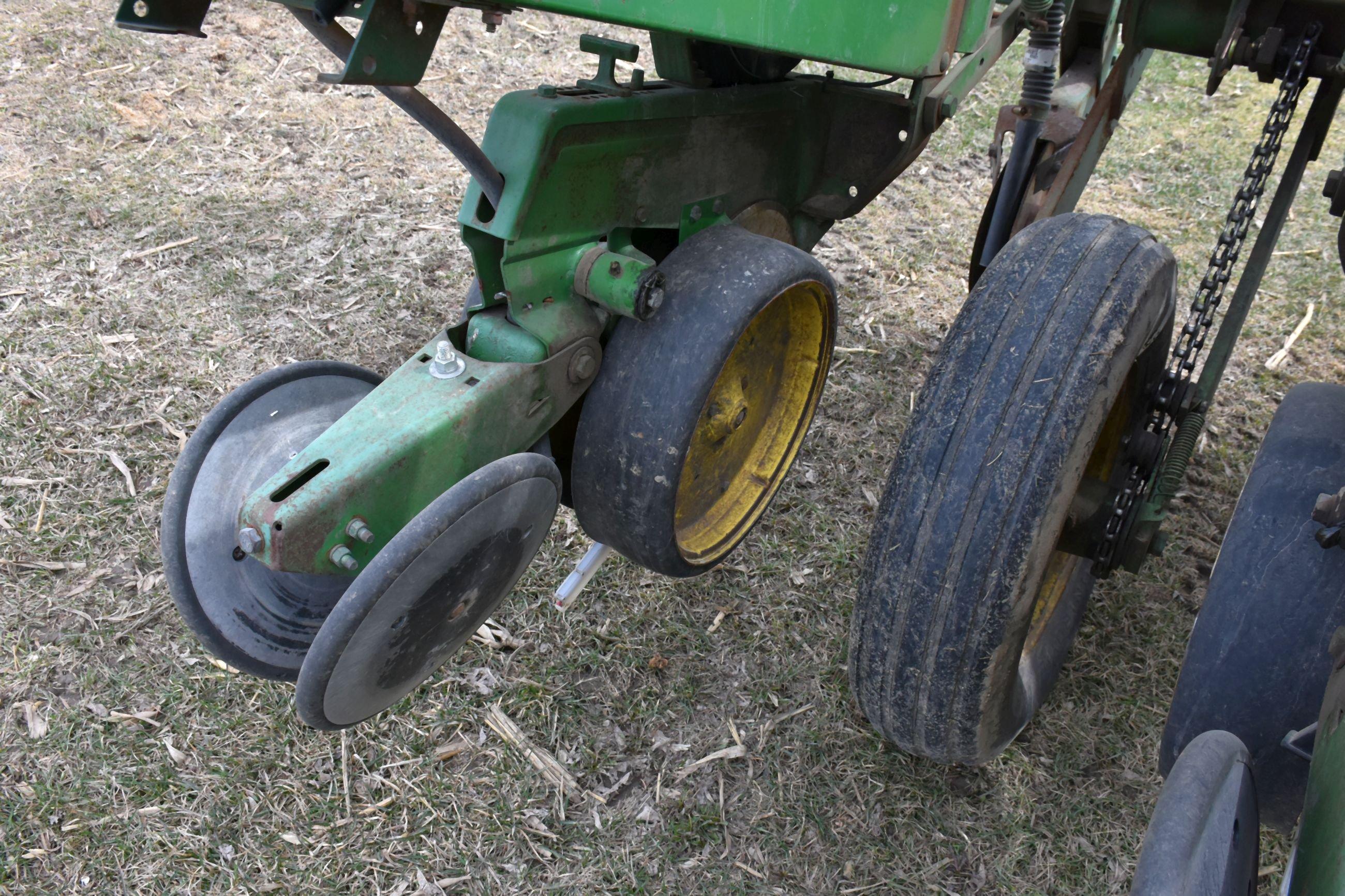 John Deere 7000 Planter, 6 Row 30”, Dry Fertilizer, Cross Auger, Monitor, Very Clean, Excellent Cond