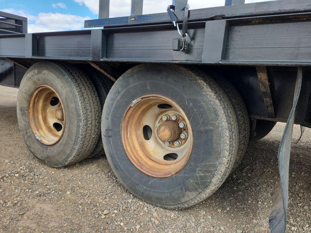 1976 MCT 28ft Gooseneck T/A Flatbed Trailer