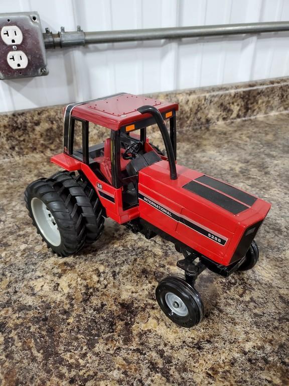 International 5288 Toy Tractor