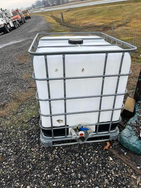 250 Gallon Tote in Frame w/ Valve