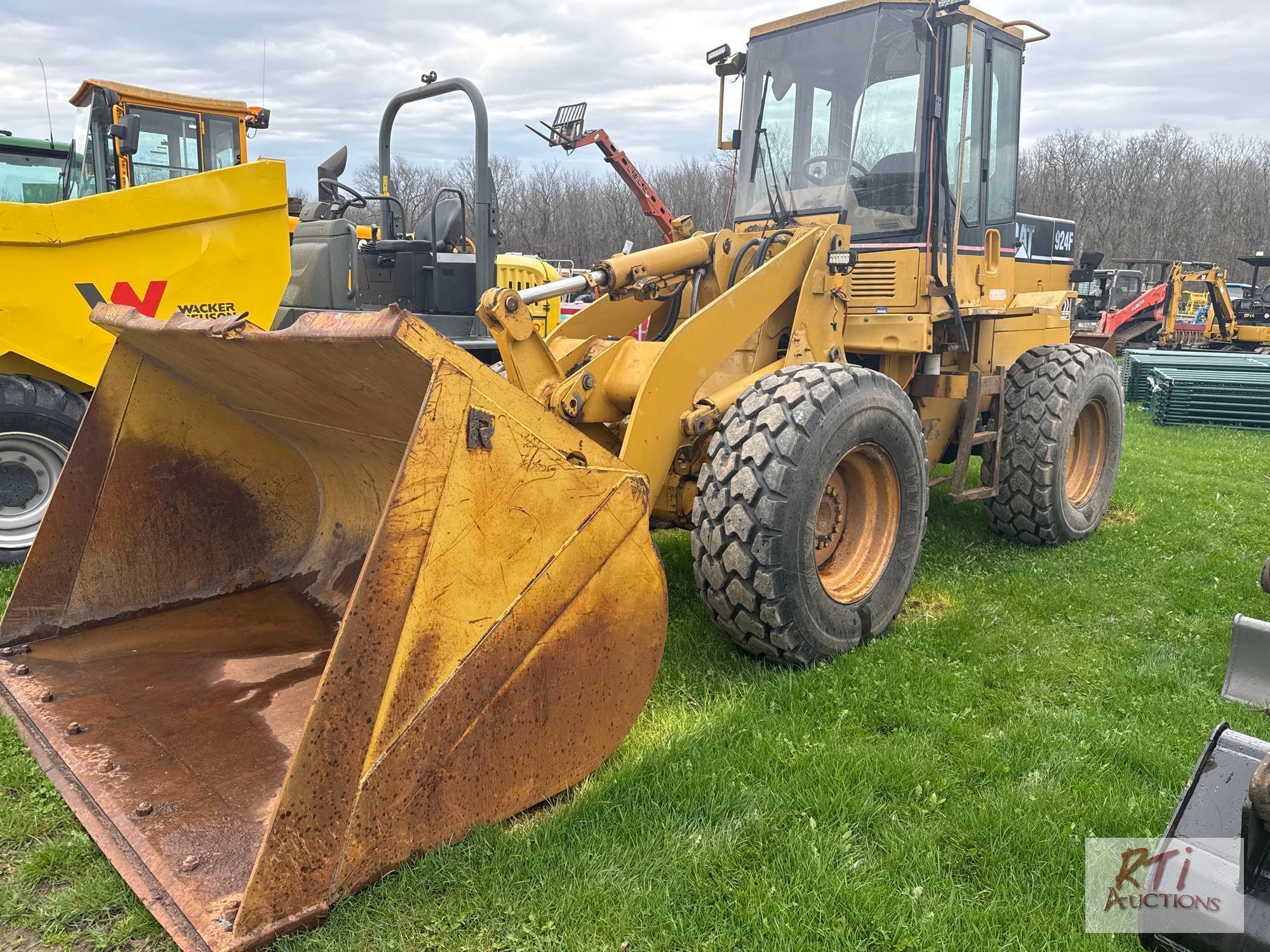 Caterpillar 924F articulated loader, hydraulic coupler, GP bucket, enclosed cab, 17.5R25 tires, rear