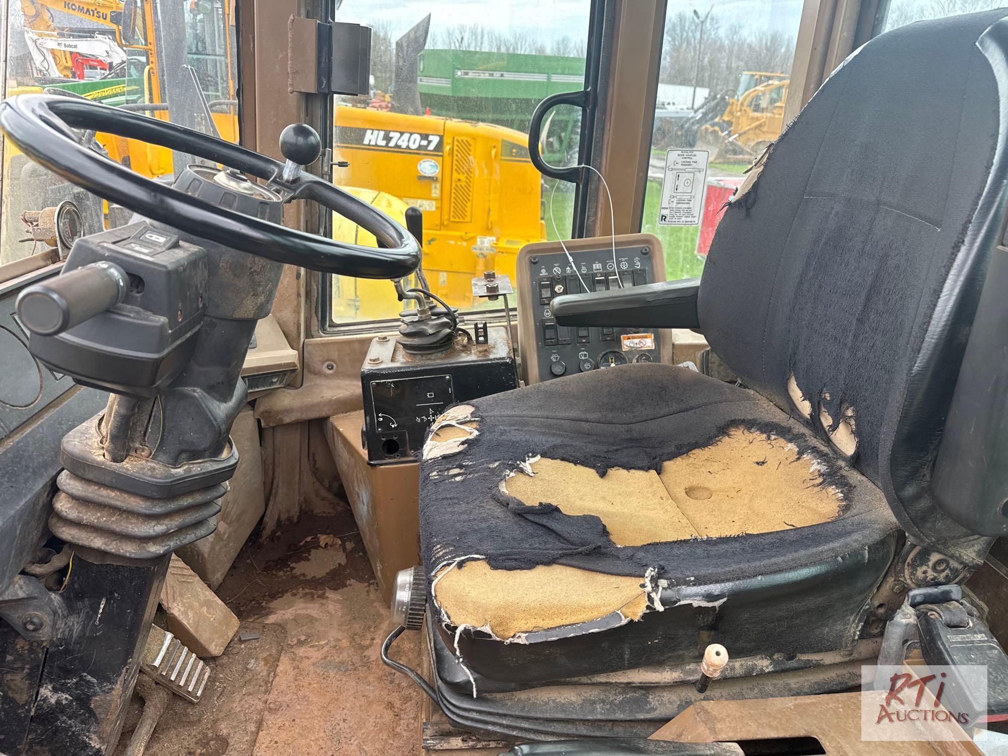 Caterpillar 924F articulated loader, hydraulic coupler, GP bucket, enclosed cab, 17.5R25 tires, rear