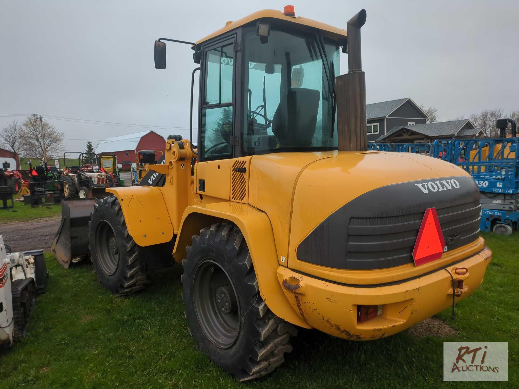 Volvo L45TT wheel loader, hydraulic quick coupler, GP bucket, cab, heat, THU