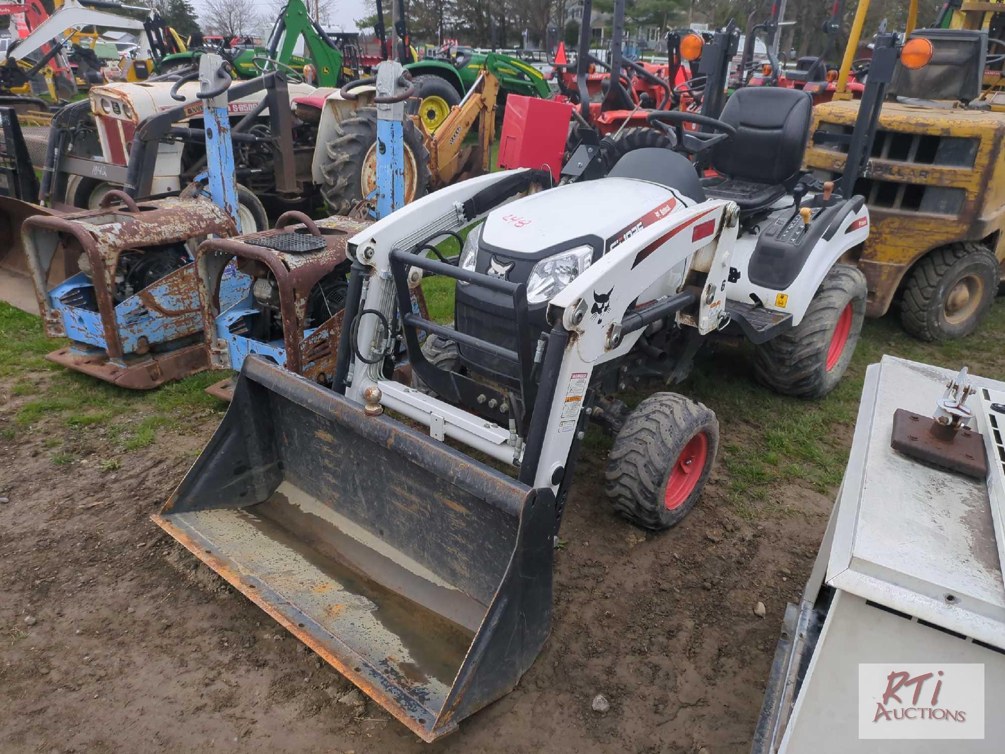 Bobcat CT1025 compact tractor, loader, bucket, 3pt hitch, draw bar, PTO, HST, 4WD, 462 hrs