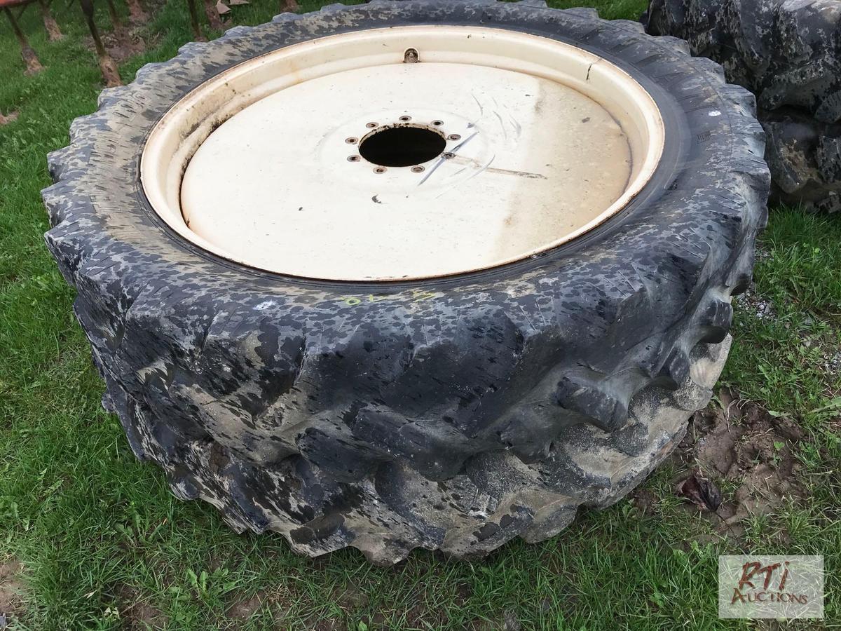 Complete set of tires and wheels for a sprayer