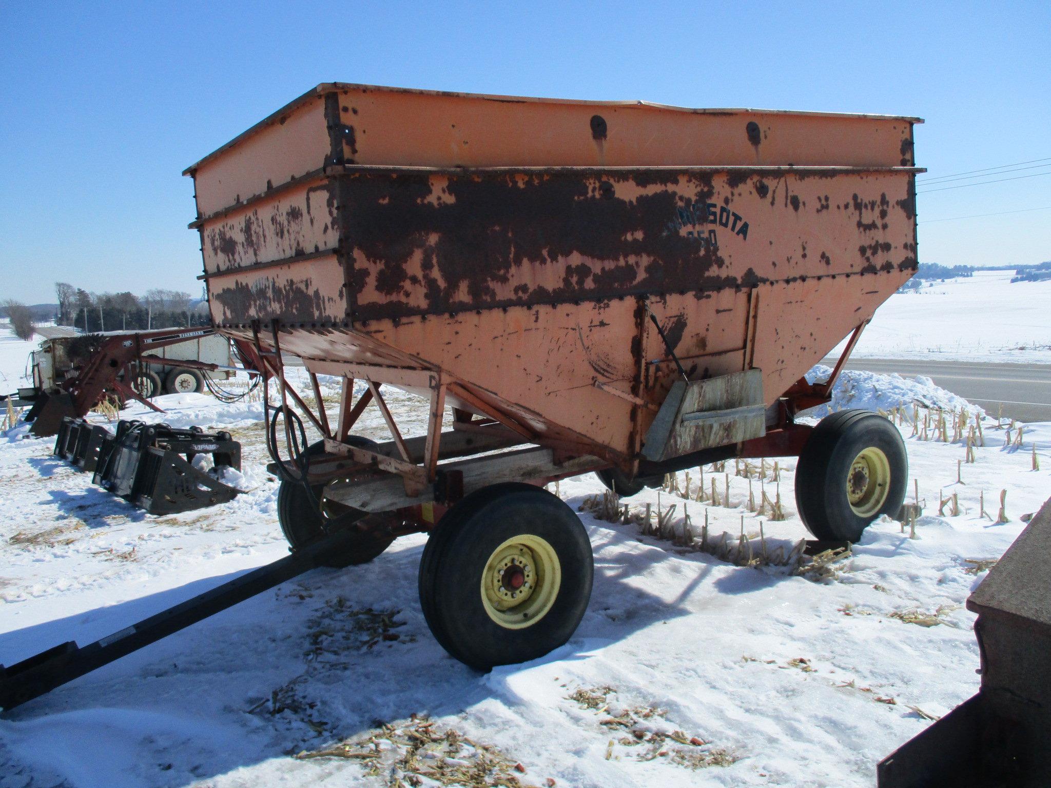 Minnesota 250 gravity wagon, MN 10 ton gear, 10:00 - 15 tires
