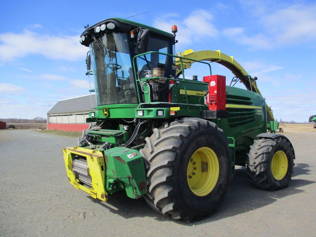 2014 John Deere 7980 Pro Drive Chopper, 1217 cutter head & 2,092 engine Hrs. Cab, AC, heat, radio