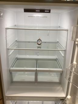 Insignia 18.6 cu. ft. Bottom Freezer Refrigerator*COLD*