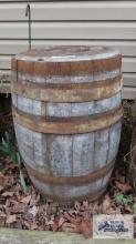 Wooden barrel with lid