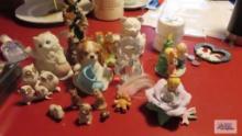 Small figurines, including Fenton glass bear