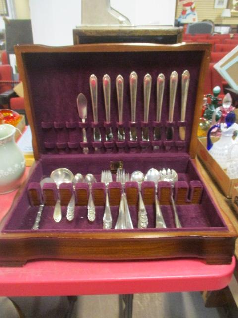 Silverplated Flatware in Wood Silver Saver