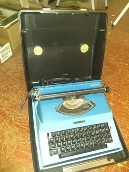 BL-Royal Typewriter with Case