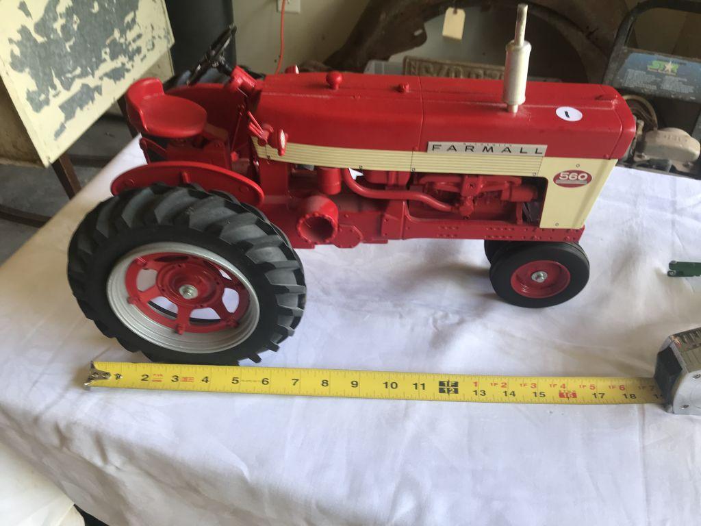 Farmall 560 Tractor w/quick hitch