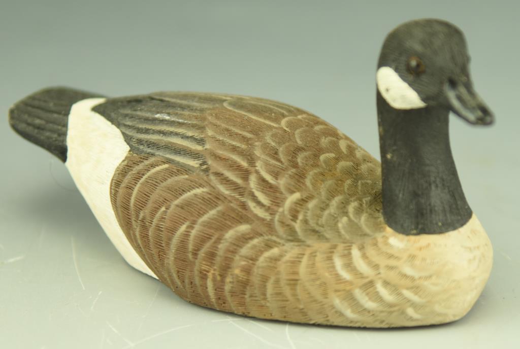 Lot 3300D - Pair of miniature Resin Canada Geese 