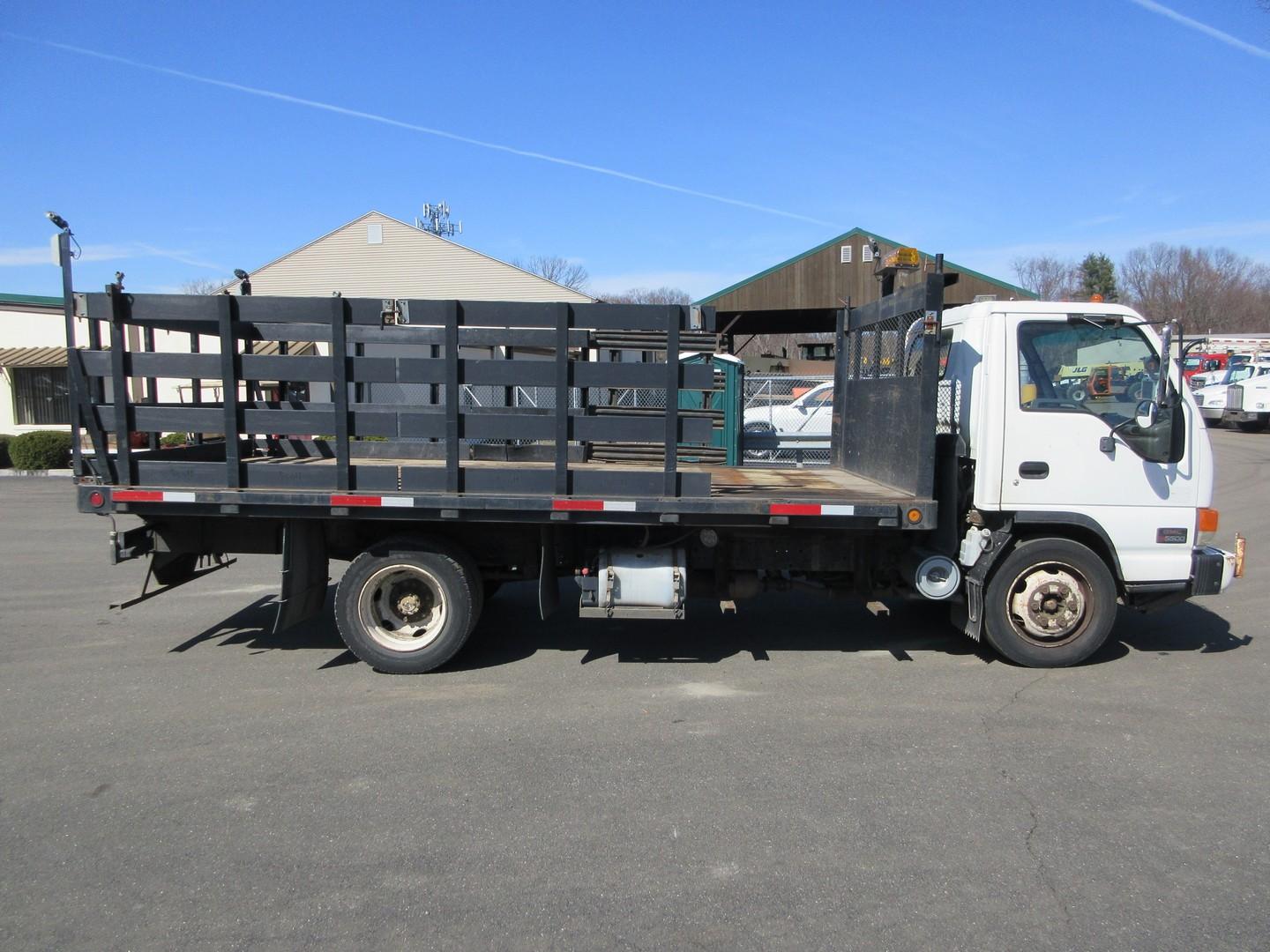 2005 GMC W5500 S/A Flatbed Truck