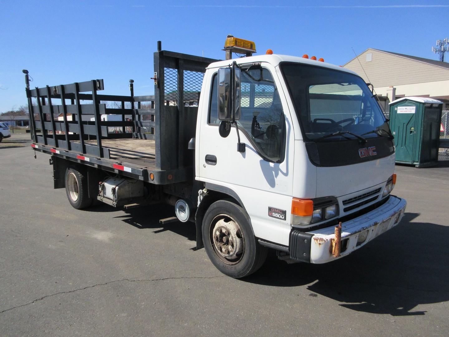 2005 GMC W5500 S/A Flatbed Truck