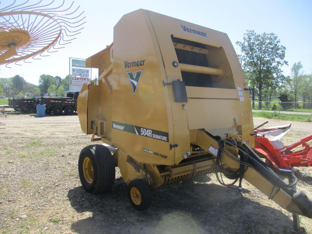 VERMEER 504R SIGNATURE NET WRAP ROUND BALER W/ SHAFT AND MONITOR 2500 BALES (WE DO NOT GUARANTEE BAL