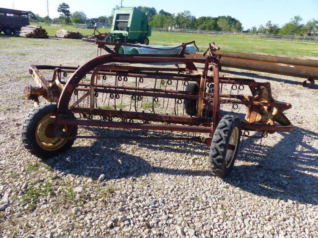 NEW HOLLAND HAY RAKE