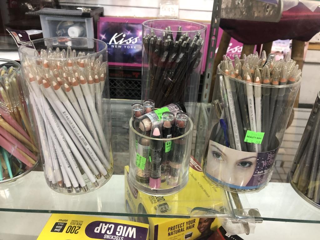 LOT CONSISTING OF HAIR PRODUCTS, EYEBROW LINERS, GLITTER, EYELINERS,  EYEBROW RAZORS,