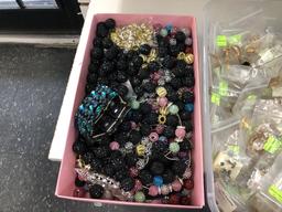 LOT CONSISTING OF WOMEN'S FASHION JEWELRY: EARRINGS, RINGS, BRACELETS AND NECKLACES