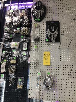 LOT CONSISTING OF WOMEN'S FASHION JEWELRY (DISPLAYED ON THE WALL): NECKLACES, BRACELETS, EARRINGS