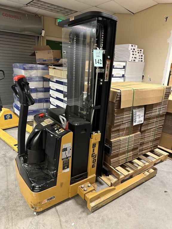 BIGJOE PDS-25-157-TRI ELECTRIC WALK BEHIND  STRADDLE STACKER, HOURS: 555