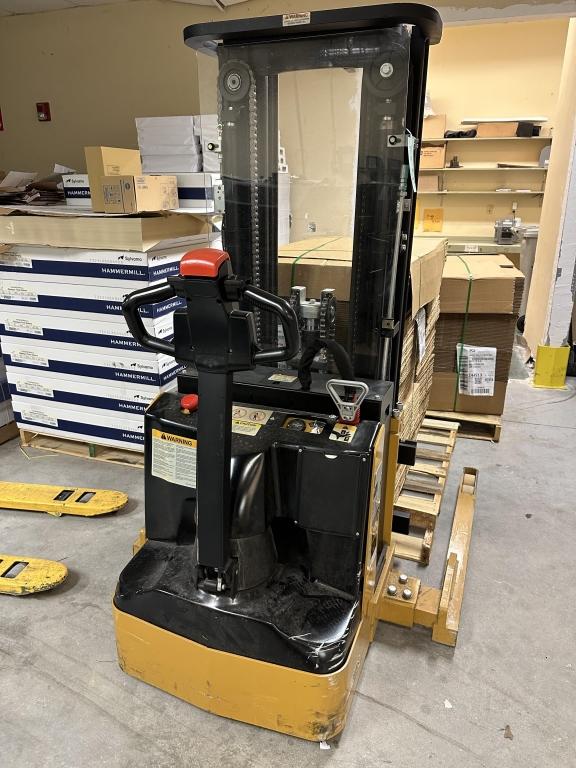 BIGJOE PDS-25-157-TRI ELECTRIC WALK BEHIND  STRADDLE STACKER, HOURS: 555