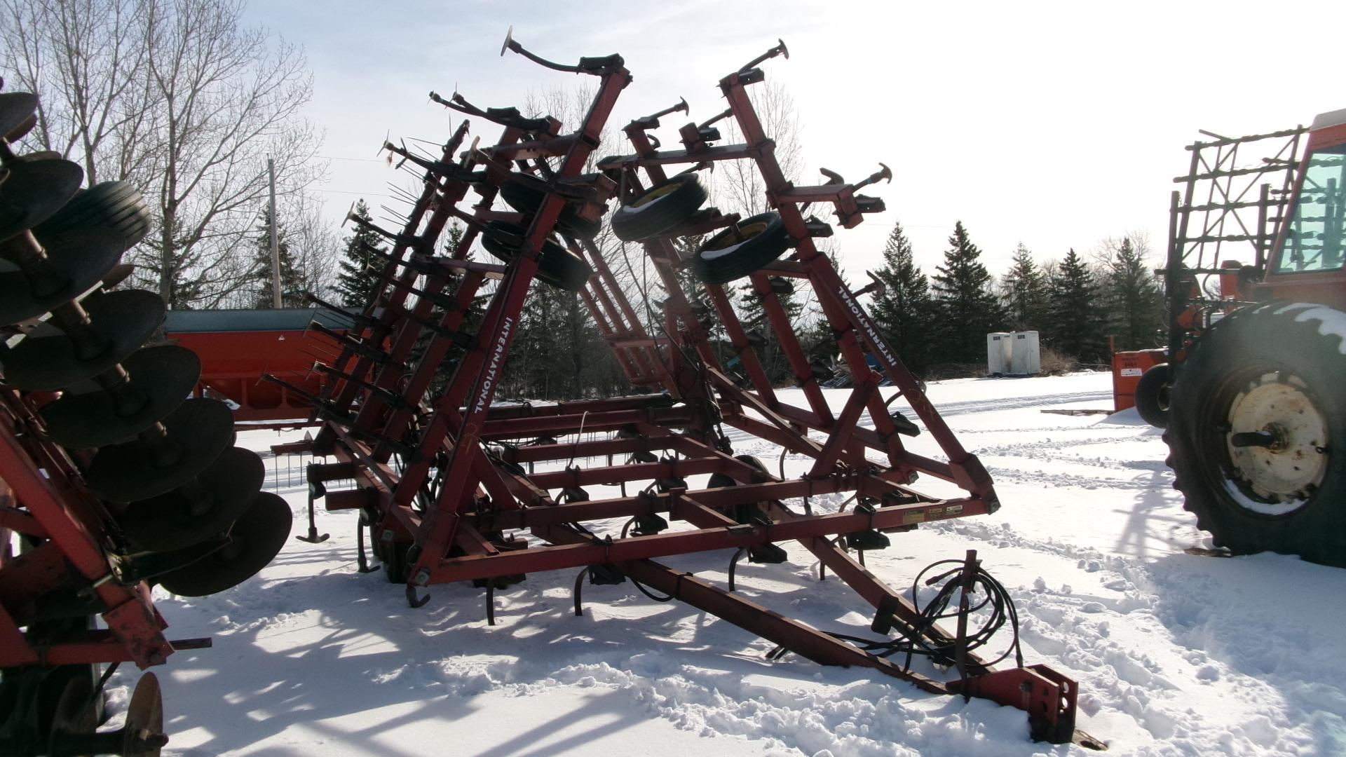 30' CASE IH 4600 FIELD CULTIVATOR, wing singles, 3 bar harrow