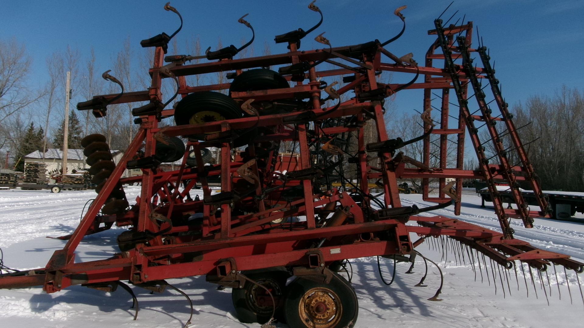 30' CASE IH 4600 FIELD CULTIVATOR, wing singles, 3 bar harrow