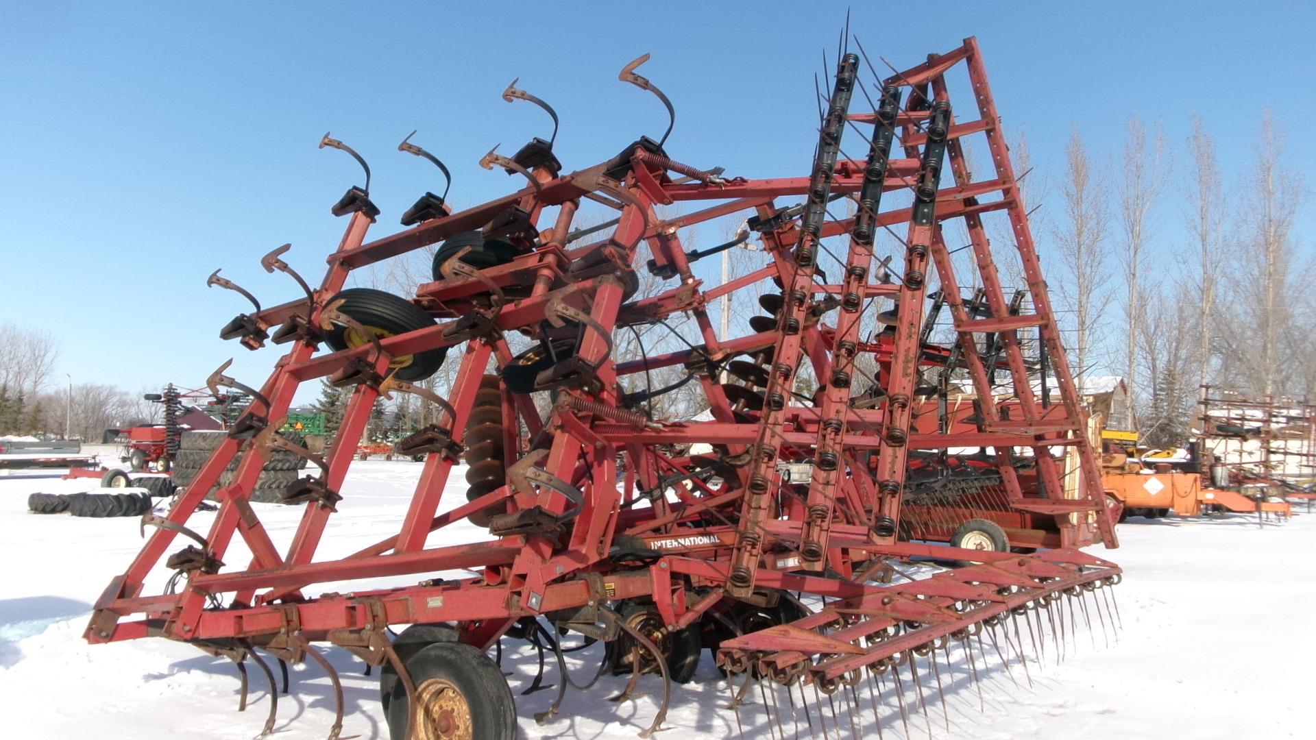 30' CASE IH 4600 FIELD CULTIVATOR, wing singles, 3 bar harrow