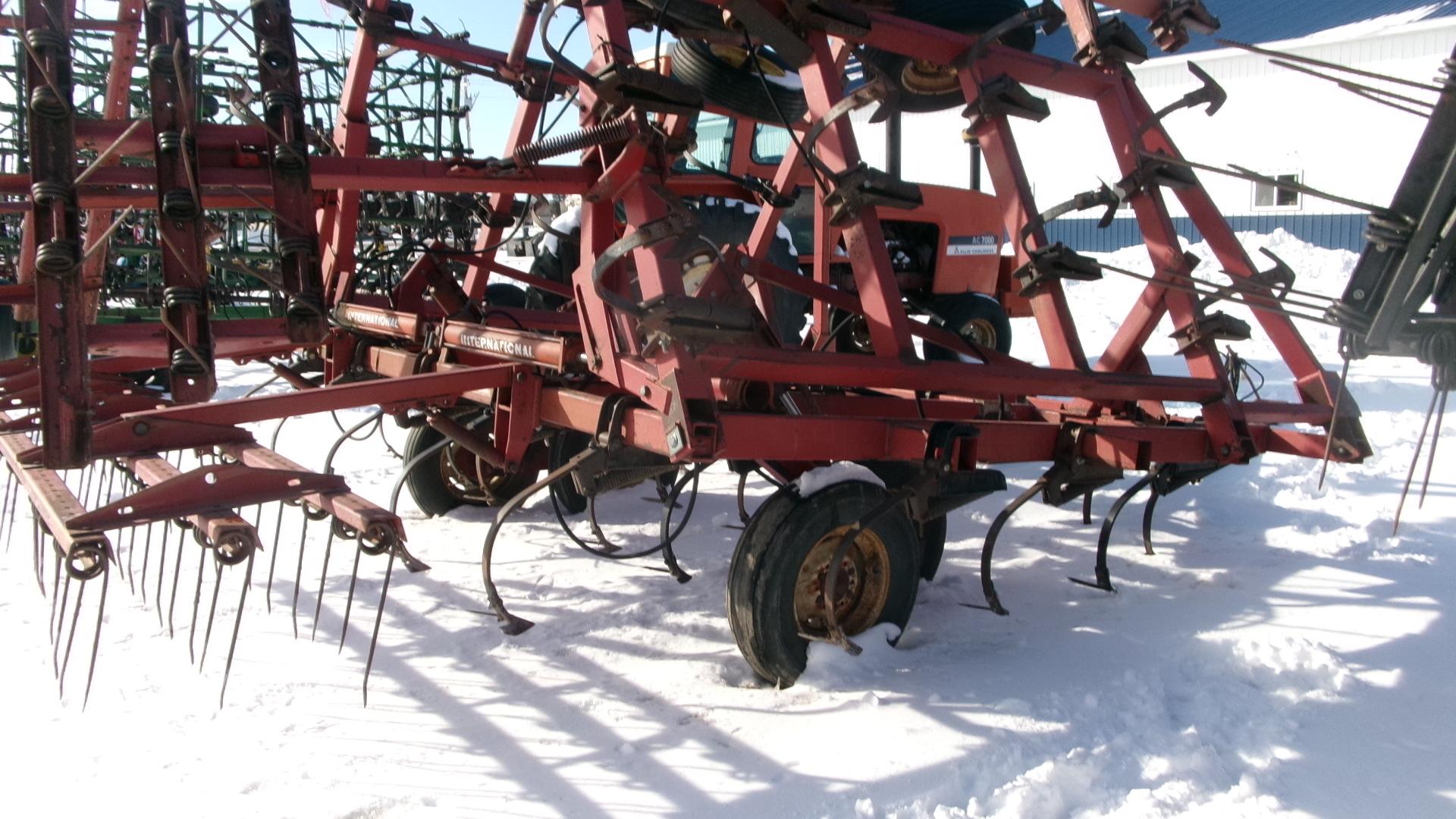 30' CASE IH 4600 FIELD CULTIVATOR, wing singles, 3 bar harrow