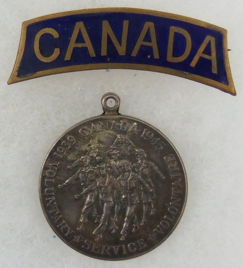Canadian Volunteer Service Medal 1939-1947/WW2 Enameled Canada Shoulder Title