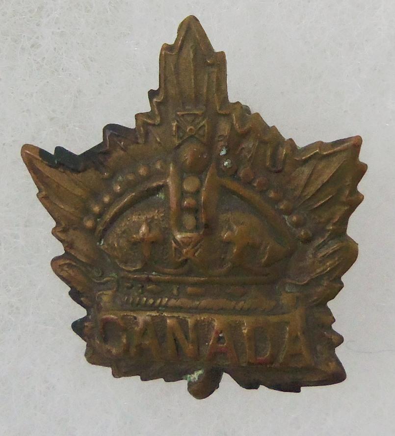 WW1/WW2 Canadian Crown Maple Leaf Military Cap Badge