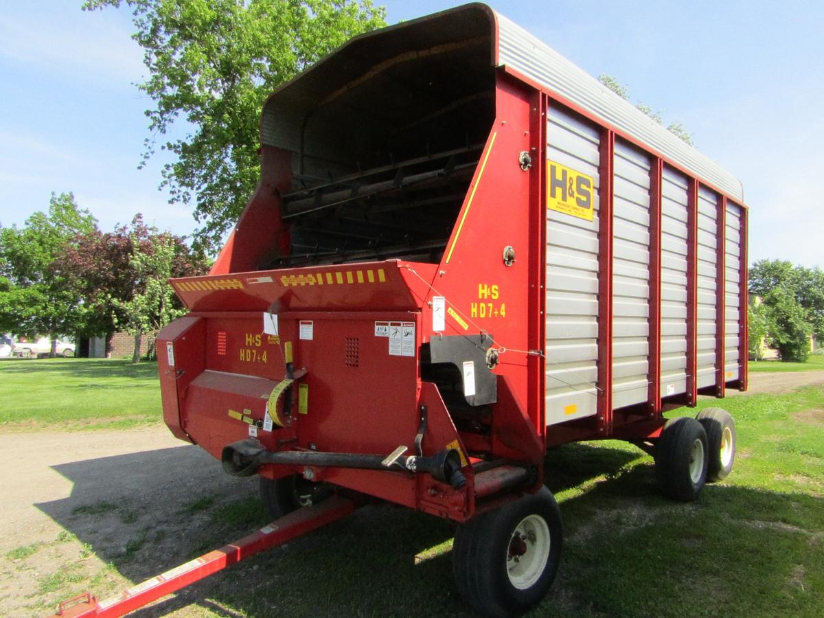 H&S Model HD 7+4 16 Ft. Triple Beater Front Side Unloading Forage Box on H&