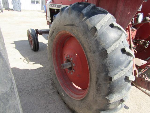 1611-A, 545-1440. IH 656 GAS TRACTOR, WIDE FRONT, FLAT TOP FENDERS, DUAL HY