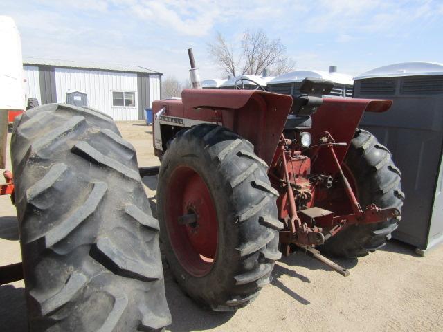 1611-A, 545-1440. IH 656 GAS TRACTOR, WIDE FRONT, FLAT TOP FENDERS, DUAL HY