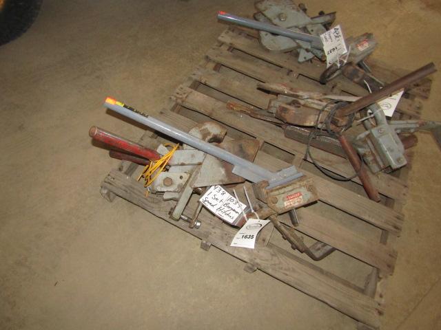 1635. 438-1039 SET OF AG SPEED HITCHES ( TOW AND TOWED) TAX / SIGN ST3