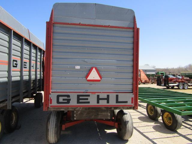 1668. 317-617, GEHL 970 6 FT. FORAGE BOX ON MEYERS TANDEM AXLE WAGON, EXT.