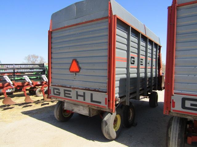 1669. 300-544, GEHL 920 16 FT. FORAGE BOX ON GEHL 10 TON TANDEM AXLE WAGON,