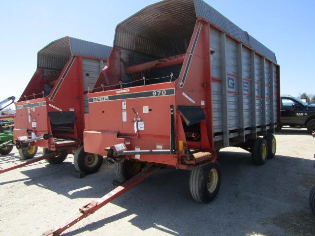 1669. 300-544, GEHL 920 16 FT. FORAGE BOX ON GEHL 10 TON TANDEM AXLE WAGON,