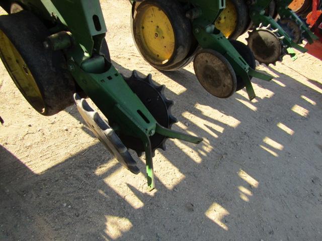 1769. 403-951. JOHN DEERE 7000 6RN CORN PLANTER, DF, 200 ACRES ON SEED METE