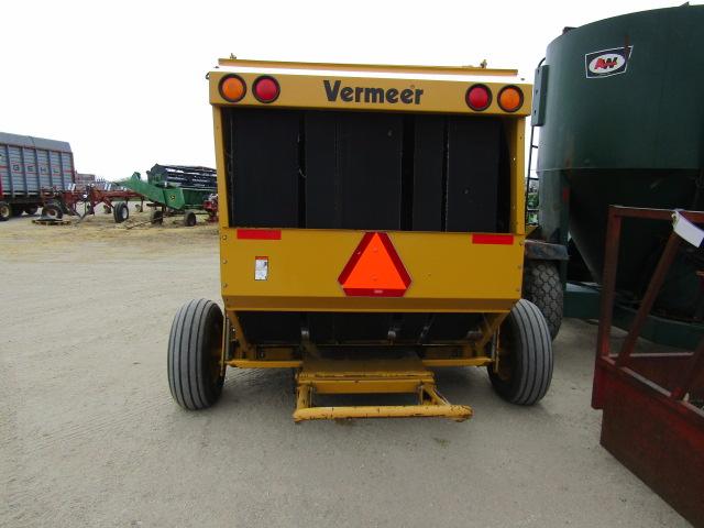 1773-A. 555-1177. VERMEER MODEL 555 XV ACU TIE TWINE TIE ROUND BALER, CROWD