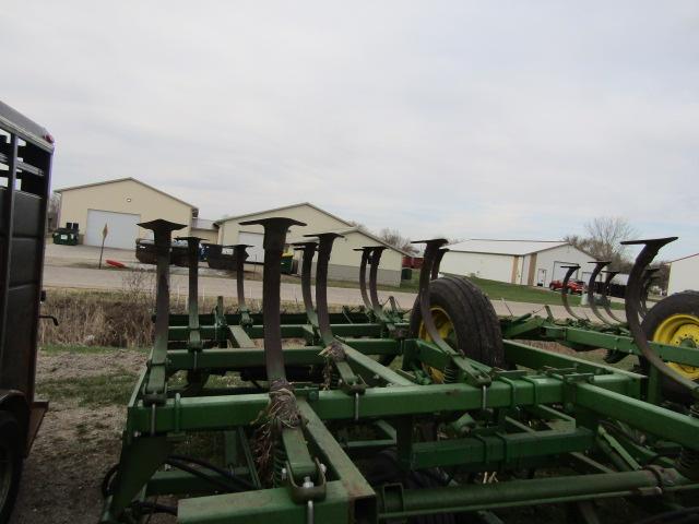 1800. 451-1072, JOHN DEERE 1010 24 FT. FOLDING FIELD CULTIVATOR, WALKING TA