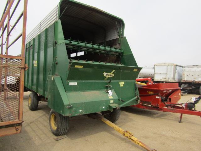 450. 390-899. BADGER 850 14 FT. FORAGE BOX ON NEW HOLLAND WAGON, EXT. POLE,