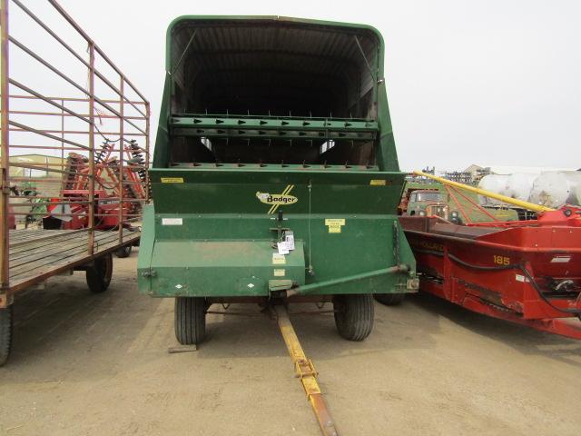 450. 390-899. BADGER 850 14 FT. FORAGE BOX ON NEW HOLLAND WAGON, EXT. POLE,