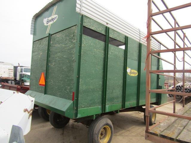 450. 390-899. BADGER 850 14 FT. FORAGE BOX ON NEW HOLLAND WAGON, EXT. POLE,